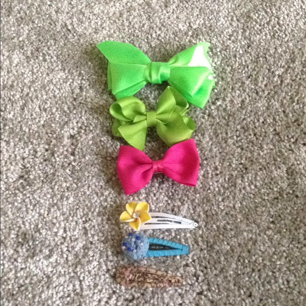 Six piece hair accessories.